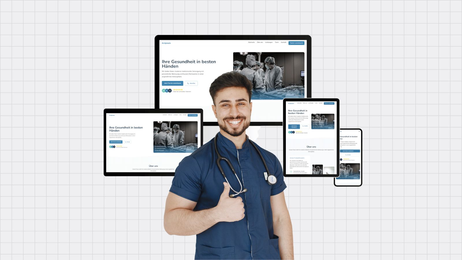 Arzt mit der sich freut und einen Daumen nach oben zeigt. Im Hintergrund ist eine Arzt Website zu erkennen diese Responsive korrekt auf allen Endgeräten angezeigt wird.