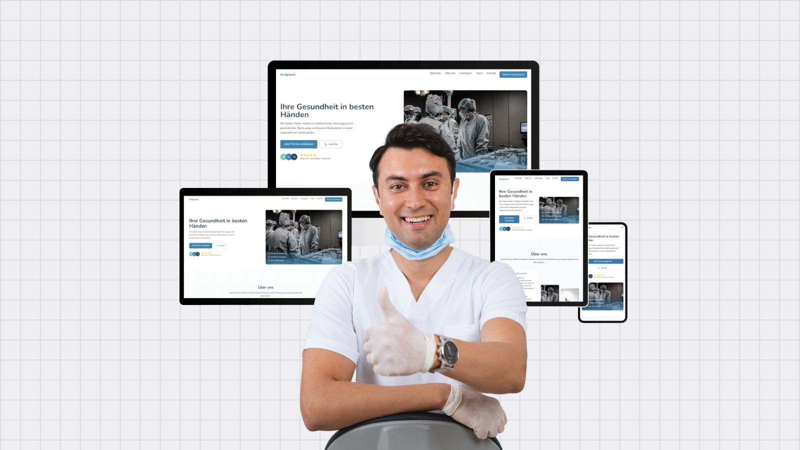 Arzt mit der sich freut und einen Daumen nach oben zeigt. Im Hintergrund ist eine Arzt Website zu erkennen diese Responsive korrekt auf allen Endgeräten angezeigt wird.