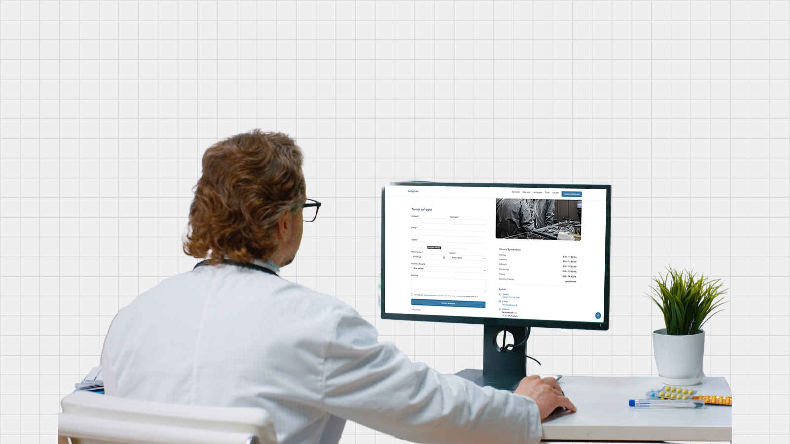 Arzt der an einem Pc sitzt und in Monitor schaut, man sieht den Arzt von hinten und kann in sein Monitor schauen