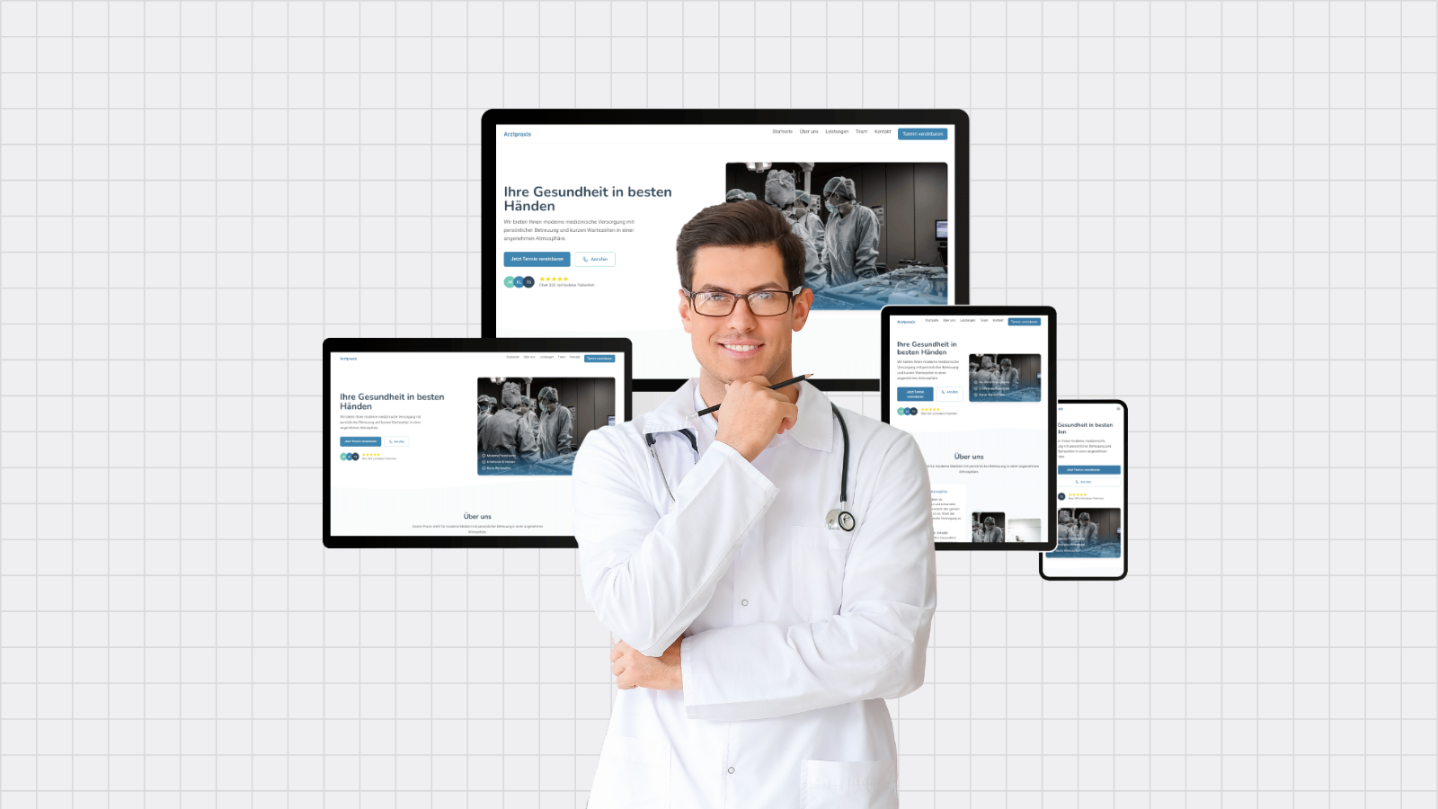 Webdesign für Kliniken - Man sieht einen Doktor der optimistisch in die Kamera schaut. Im Hintergrund sieht man eine Arzt Website die in allen responsiven Ansichten gezeigt wird